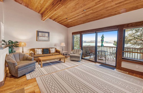 Zephyr Cove Condo | Lakefront getaway with Private beach access & balcony, sleeps 6
