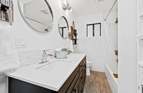Lower Lake House | Lakefront, Private dock, ensuite-unit, King bed, Free EV charger, Boat Friendly