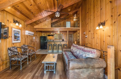Bass Lake Hotel | Lakeside Chalet with Fireplace & Marina Access | Near Yosemite National Park