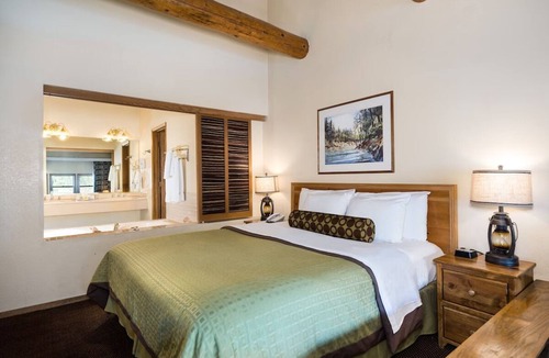 Bass Lake Hotel | Lakeview Spa Suite with Breakfast (Select Stays) by Bass Lake & Marina Fun