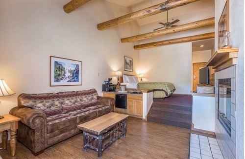 Bass Lake Hotel | Lakeview Spa Suite with Breakfast (Select Stays) by Bass Lake & Marina Fun