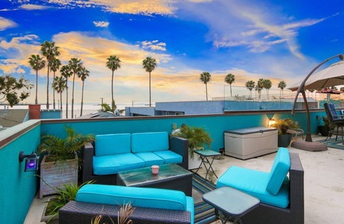 Belmont Shore House | Large 4 bedroom, steps from the beach with rooftop patio and jacuzzi. Sleeps 10