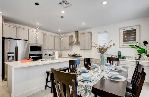 Sovana Villa | Large Group Stays! Spacious 6BR 8Beds Vacation Home Near Strip