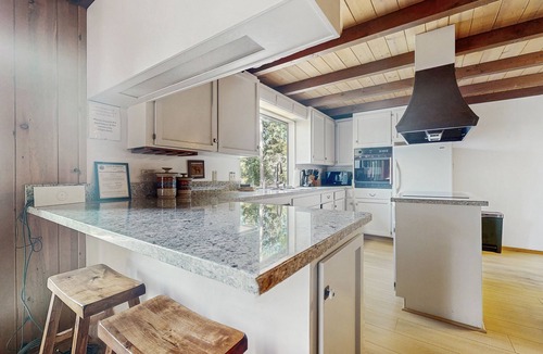 Yosemite West House | Large Home in Yosemite National Park with Deck, Views of Park, Washer/Dryer