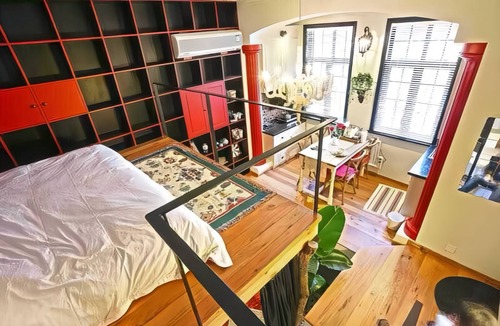 Downtown Shanghai House | Lian's Cozy Cottage next to ShaanXi S. Rd Subway STA nestled in Mid. Huaihai Rd.