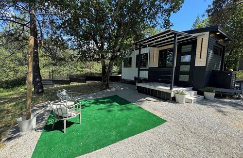 Central Point Apartment | Little Wolf Tiny Home cozy, pet friendly, secluded