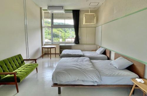 Uruma Hotel | LivingAnywhere Commonsうるま twin bed room - Vacation STAY 88989v