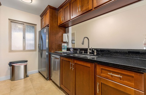 Balboa Peninsula Condo | Located right on the Balboa Peninsula, few steps from the beach and the harbor.