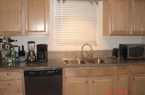 Hollywood House | LOCATION! LOCATION! House near Hollywood Walk of Fame & tourist attractions!