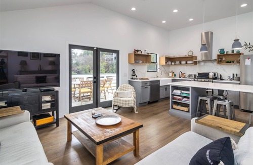 Eagle Rock House | Lovely 3BR Retreat Home in Highland Park