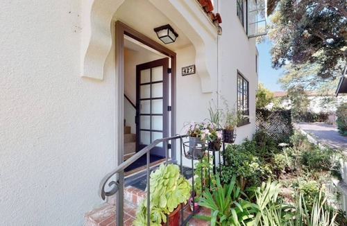 East Beach Apartment | Lovely corner unit studio with patio & grill - 1 block to famed East Beach