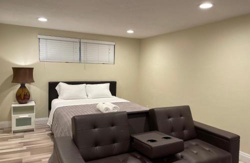 Southeast Anaheim House | Lovely Room in Private House near Disneyland
