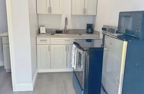 Davenport House | Lovely tiny 1-Bedroom house in private large spacious fenced Backyard.