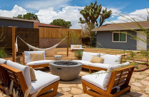 Yucca Valley House | Lucky Moon Retreat | JTree Oasis w/Hot Tub & Pool