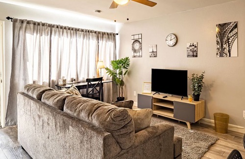 Carmichael Apartment | Luxe 2B in Sunny Carmichael/Netflix/Work Desk