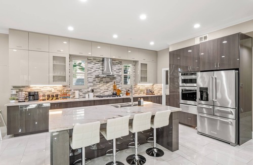 Fresno House | Luxe 7BR|Game Room, Firepit & Mini-putt| Sleeps 22
