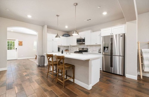 Clovis House | Luxe Vista | King Bed | EV Charger