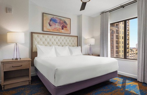 Lake Buena Vista Resort | Luxurious Resort minutes from Disney World with full access to all resort Amenities