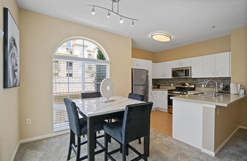 Orange Apartment | Luxury 2-BD/BA Apt! 5 Mins to Disney ! Angel Stadium! Honda Center! The Outlets!