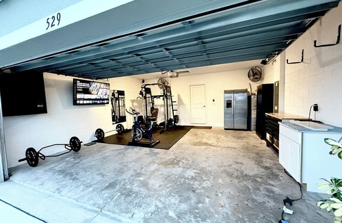 St. Cloud House | Luxury 4BR House Hot Tub Gym Pool Table Near Disney & Orlando