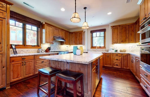 Mammoth Lakes Condo | Luxury 5-Star Golf Course Retreat, Private Jacuzzi, Gas Grill, Laundry