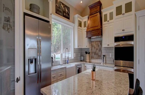 Jacksonville House | Luxury 5BR mountain-top retreat with private pool, breathtaking views, and total privacy. Sleeps 14 with spacious living areas, gourmet kitchen, and kid-friendly game space. Minutes to Jacksonville, wineries, and Ashland.