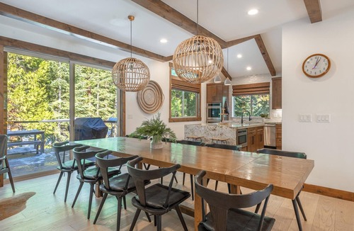 Tahoe Vista House | Luxury 5x4 Home - Hot Tub, Pool Table, Walk to Pickleball Ct, Backs to Forest