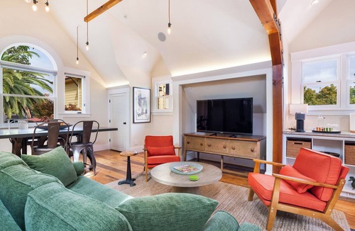 Healdsburg Cottage | Luxury Carriage House Historic District Walk to Plaza Wine Tasting
