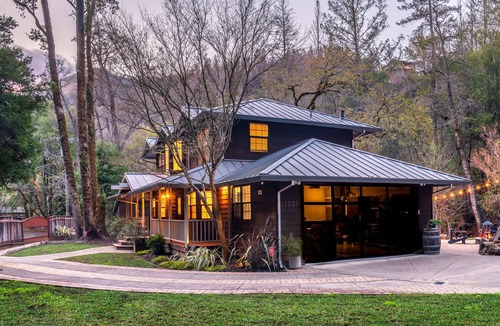 Kenwood House | Luxury Creekside home in Sonoma. Minutes from hiking, wineries, and restaurants.