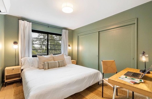 Mill Valley Apartment | Luxury Flat | Walk to Town | King | AC | Parking