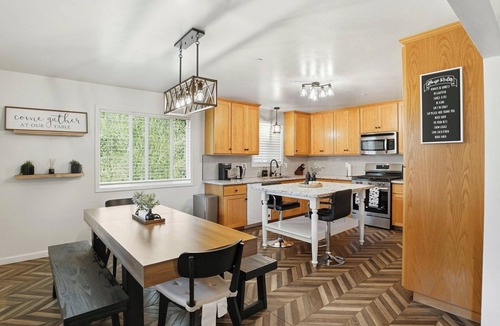Guerneville House | Luxury Furnished 5BR Home Sleeps 12 for 30+ Day Rental, Pet Friendly!
