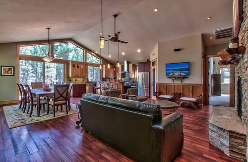 South Lake Tahoe House | Luxury Home with Jacuzzi, Pool Table, near Casinos and Beach. 2 Master Bedrooms!
