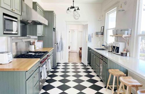 San Luis Obispo House | Luxury hot tub wine country Victorian near SLO