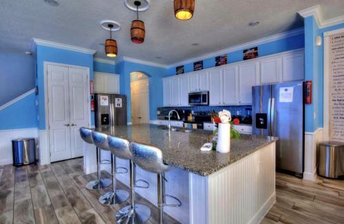 Loughman House | Luxury Infinity & Bowling Villa 14BD Theater Games Pool & Spa