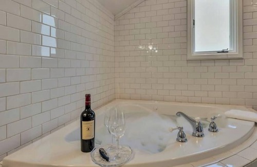 Calistoga Hotel | Luxury King Room with Jetted bath, Small Private Deck. Walk to Calistoga Spas