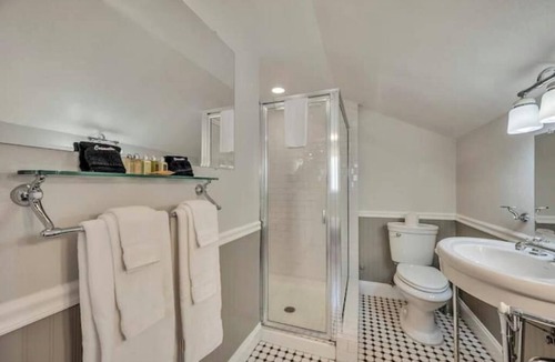Calistoga Hotel | Luxury King Room with Jetted bath, Small Private Deck. Walk to Calistoga Spas