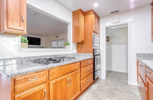 Orange House | Luxury Modern Retreat! Close to Disney w Jaccuzzi!
