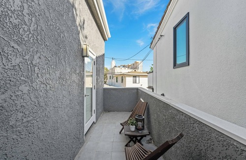Naples House | Luxury Naples Island Retreat in charming Long Beach with AC