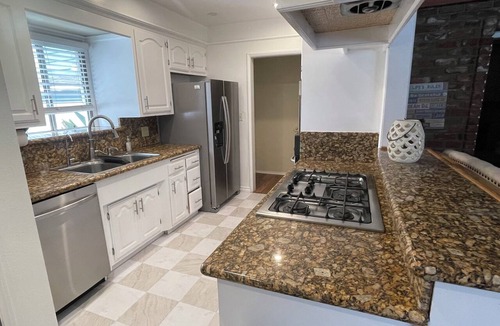 Crescenta Highlands House | Luxury Pool Retreat Near Pasadena JPL, Pasadena, Universal Studios Sleeps 8