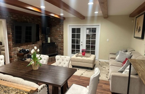 Crescenta Highlands House | Luxury Pool Retreat Near Pasadena JPL, Pasadena, Universal Studios Sleeps 8