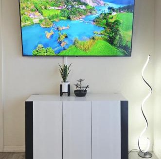Sunrise Manor House | Luxury, Sleek & Modern Vibes! 15 min to Downtown!