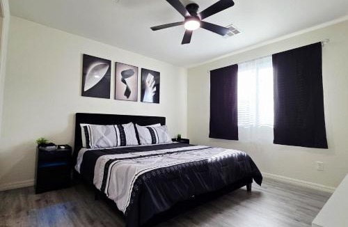 Sunrise Manor House | Luxury, Sleek & Modern Vibes! 15 min to Downtown!