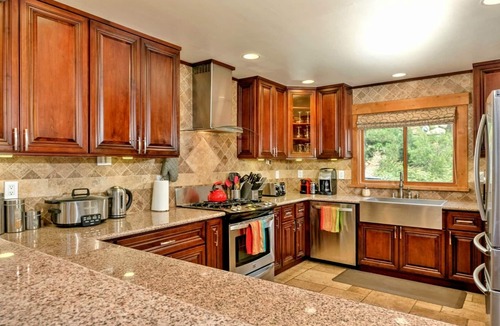 Truckee House | Luxury Tahoe/Donner Home w/Mountain Views, Sauna & Hot Tub! - 6 Bed/4.5 Bath