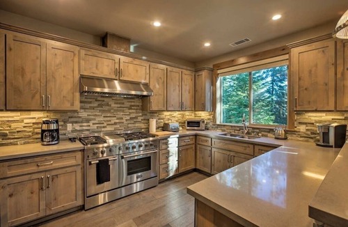 Truckee House | Luxury Tahoe Truckee Retreat Hot Tub, Chef Kitchen, Game Room, BBQ & EV Charger