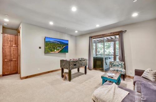 Kingswood Estates House | Lx22 Lake Tahoe north shore 4 bed cabin hot tub