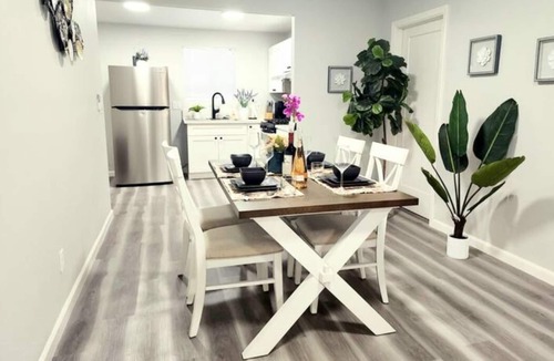 Monrovia Apartment | M3-Detached house 2 bedroom 1 bathroom close Old Town Monrovia kingsize-bed!