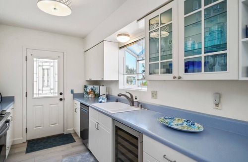 Park Hill House | Magical Home on the Hill with Ocean Views - two Queen beds and one full bed