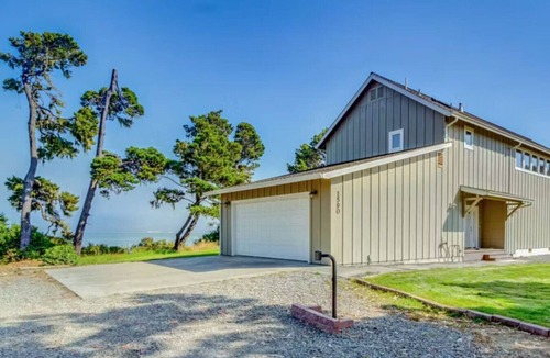 Eureka Apartment | Majestic Views of Humboldt Bay