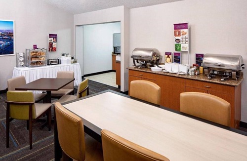 Shoreline West House | Make our Palo Alto hotel your base in Mountain in View