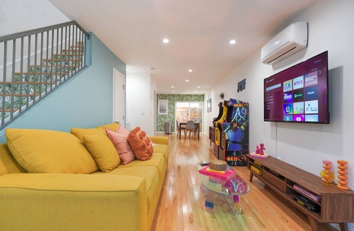 Santa Ana Condo | ☞ Mid Century Modern ☞ Near Disney & Knotts ☞ AC ☞ W/D ☞ Parking ☞ 200Mbs ☞